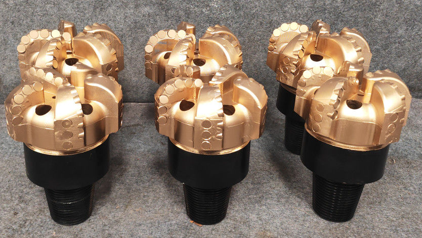 PPDC-boorstuk 102mm API 2 3/8 Reg Diamantcomposite Drie vleugelbooghoekboorstuk Niet-kernboorstuk