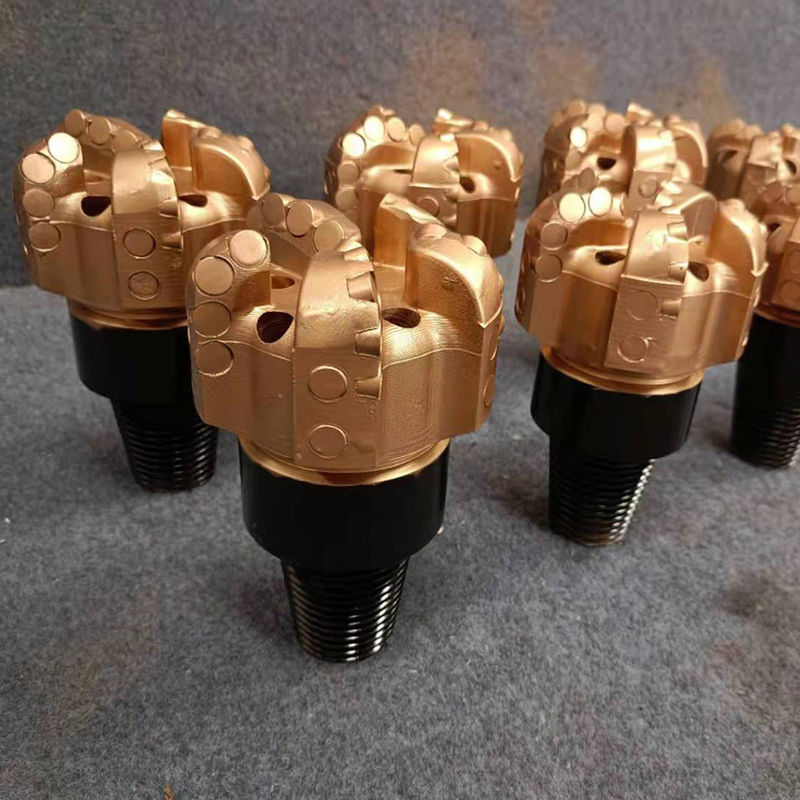 PDC bit body met PDC-snijmachines en API-verbinding voor waterputboren