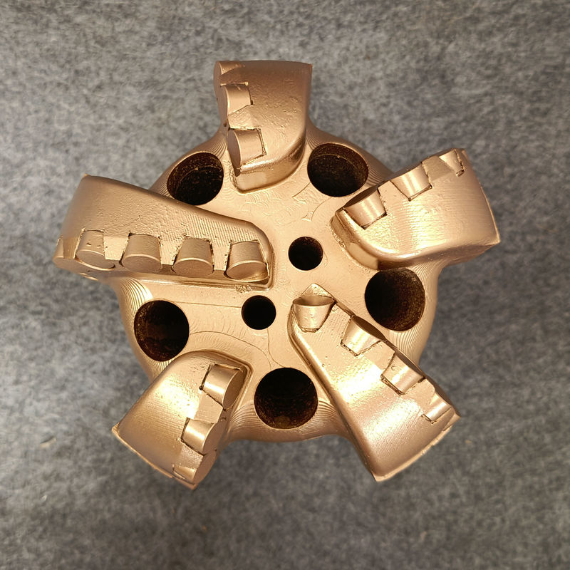 PDC bit body met PDC-snijmachines en API-verbinding voor waterputboren