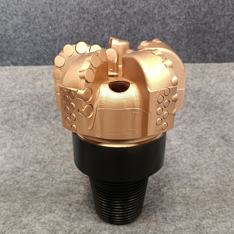 PDC bit body met PDC-snijmachines en API-verbinding voor waterputboren
