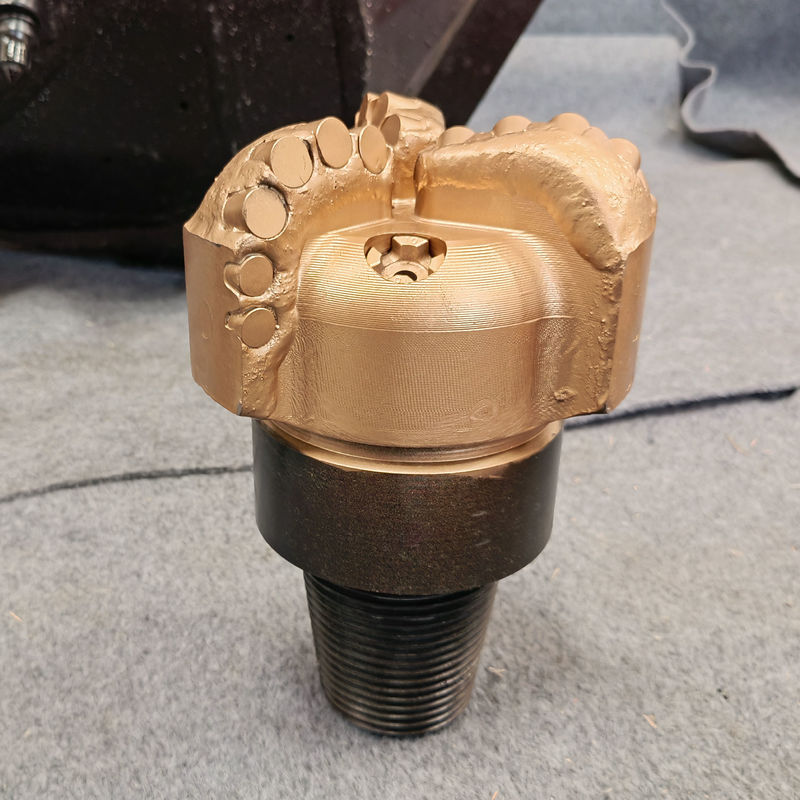 PDC bit body met PDC-snijmachines en API-verbinding voor waterputboren
